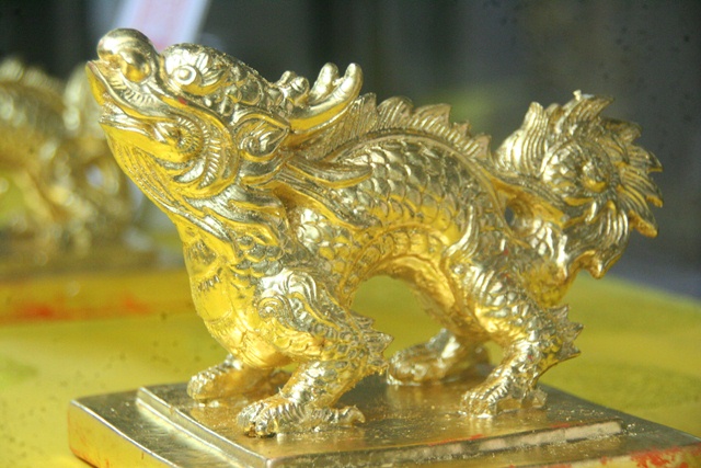 Triển l&atilde;m 11 ấn rồng v&agrave;ng tinh xảo triều Nguyễn 